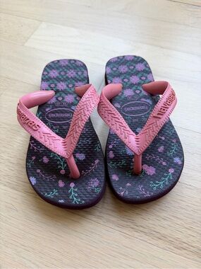 Havaianas Pink Strap Floral Pattern Flip Flops